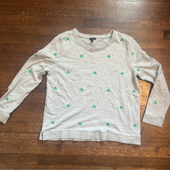 Talbots gray sweatshirt with embroidered green Shamrocks. Size XL - Picture 4 of 10